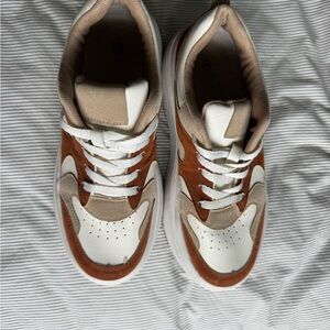 Stylish Sneakers in White and Brown